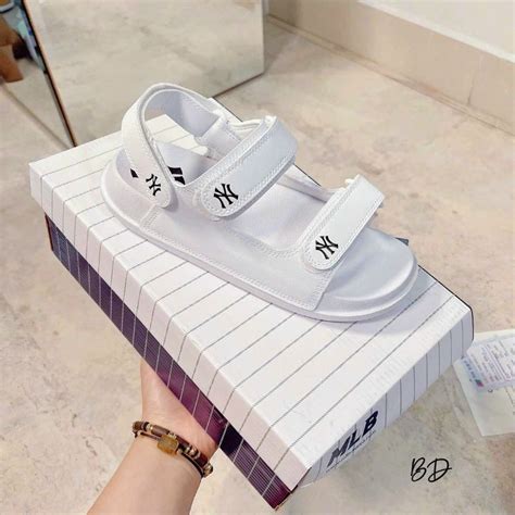 HOT Sandan siêu nhẹ full box màu Màu trắng còn Shopee Việt Nam