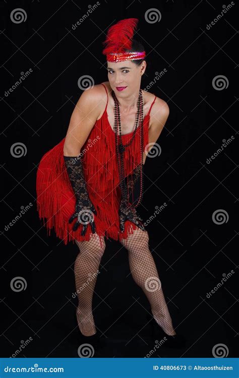 Jong Mooi Brunette In Van De De Stijlkledij Van De Rode Kleding En Een Fe Stock Afbeelding