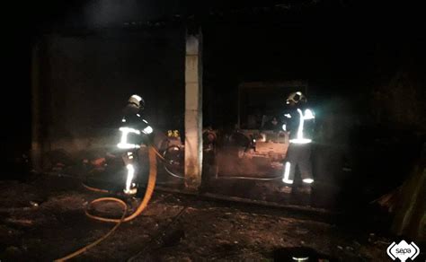 Un Incendio Calcina Dos D Mper En Un Almac N De Material De