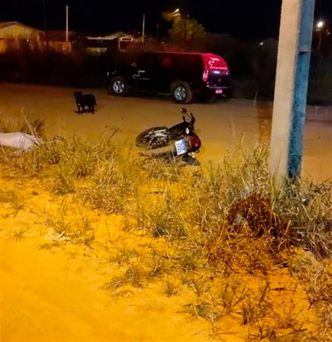 Motociclista morre após colidir contra carro e poste Polícia