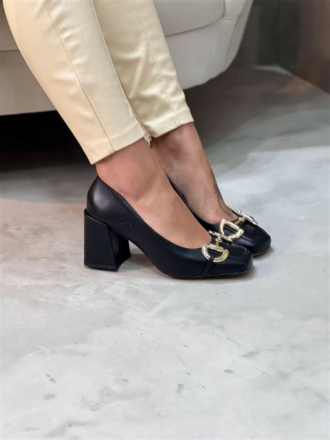 Scarpin em Couro Livia Preto Salto Bloco Cadência Feminina Shoes