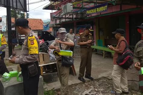 Nekat Berjualan Di Saluran Irigasi Bangunan PKL Dibongkar Jawa Pos