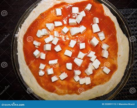 Domowy W Oski Pizza Z Pomidorami I Mozzarella Obraz Stock Obraz