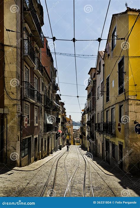 ruas de lisboa foto de stock imagem de telhados castelo