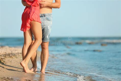 Pares Novos Que Passam O Tempo Junto Na Praia Foto De Stock Imagem De