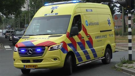 Politie Ambulance En Lifeliner Met Spoed Naar En Van Een