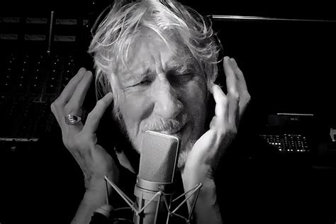 Watch Roger Waters Perform Pink Floyds ‘two Suns In The Sunset