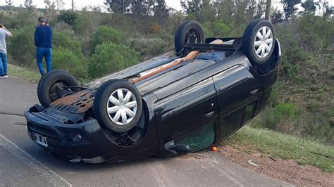 Quiso pasar a un auto despistó y volcó en la ruta Elonce