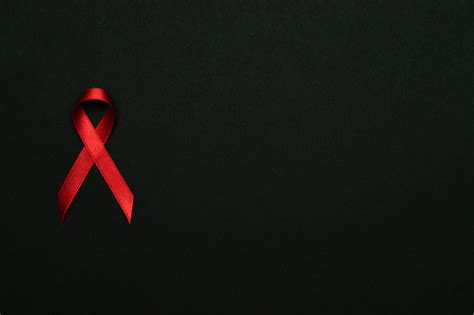 암 리본 검은 색 배경에 Hiv 세계 의 날에 빨간색 리본 기호 인식 보조 제 및 암 플랫 레이 상단 뷰 복사 공간 0명에 대한