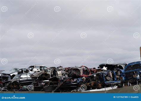 Carros Da Sucata Empilhados Na Jarda Da Sucata Para Reciclar Imagem De