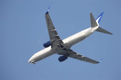 Vliegtuig Dat Landt Op Luchthaven Redactionele Fotografie Image Of