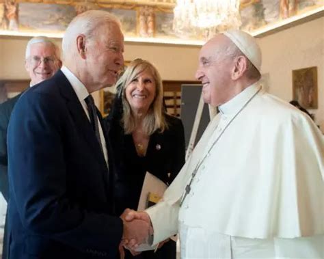 La Post Biden Welcomes Pope Decision To Allow Blessings For Same Sex