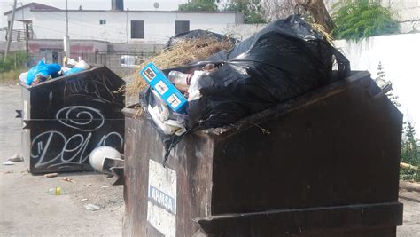 Los Contenedores De Basura Hasta El Tope En La Calle De Abril