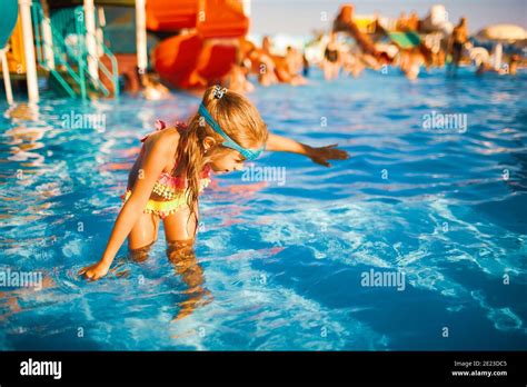 Fr Hliches M Dchen In Einem Hellen Badeanzug Und Blau Schwimmen