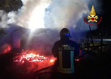 Vasto Incendio Nella Notte A Fuoco Rimessaggio Agricolo