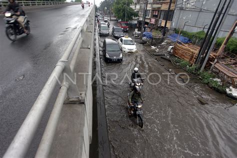 GENANGAN AIR AKIBAT HUJAN ANTARA Foto