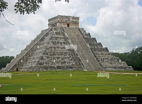 Pyramide du temple el castillo Banque de photographies et dimages à