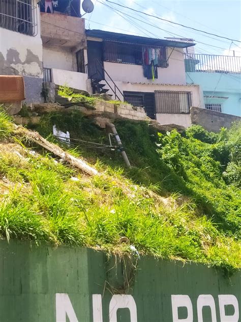 Vecinos Del Barrio San Miguel De Petare Denuncian La Ca Da De Un Muro