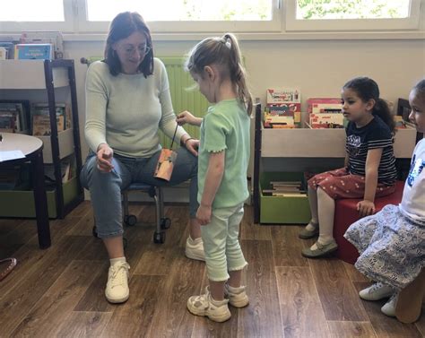 DÉPLACEMENT À LA BIBLIOTHÈQUE Classe PS MS Géraldine MORO