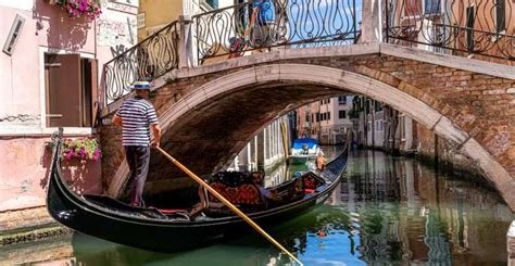 Venise balade commentée en gondole sur le Grand Canal GetYourGuide