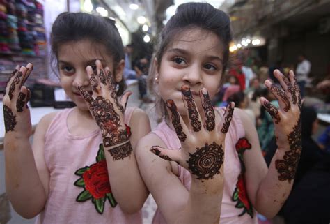 Stunning Photos Show Eid al-Fitr Celebrations Around The World – Newszetu