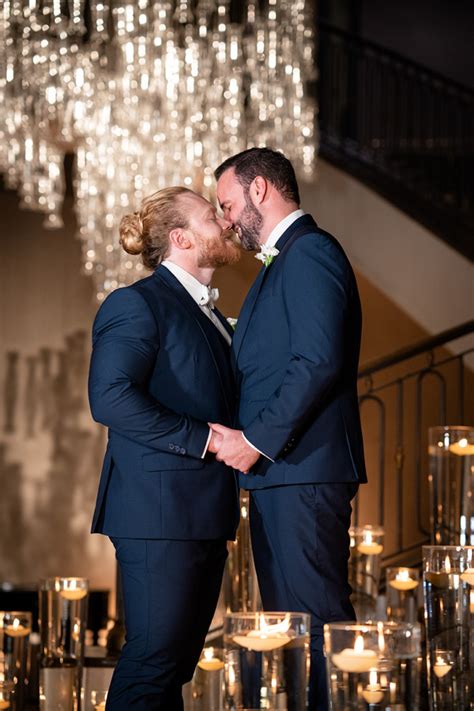 Casamento gay clássico contemporâneo à noite em São Paulo