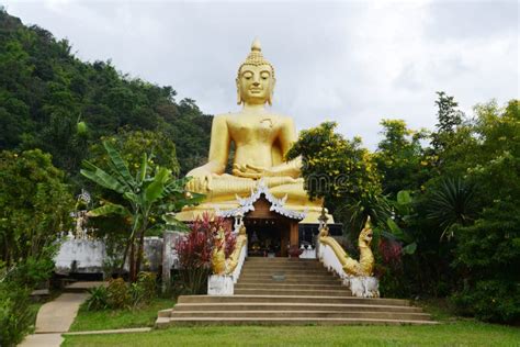 Phra Chao Ton Luang Es Una Gran Estatua De Buddha Al Aire Libre En Wat