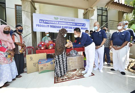 Para Penerima Bantuan Bedah Rumah Tzu Chi Di Kamal Muara Larut Dalam