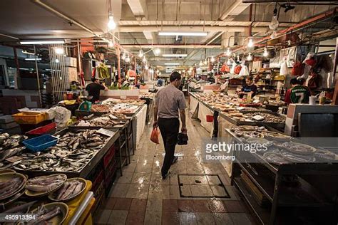 Singapore Chinatown Complex Wet Market Photos And Premium High Res