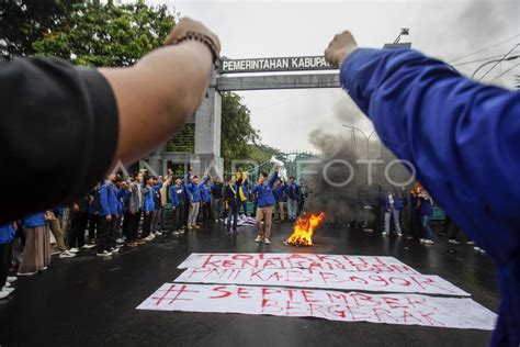 UNJUK RASA MAHASISWA TOLAK KENAIKAN BBM ANTARA Foto