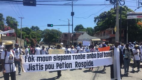 Ayiti Plizyè Jounalis Manifeste pou Mande Jistis pou Kòlèg yo Ki Mouri