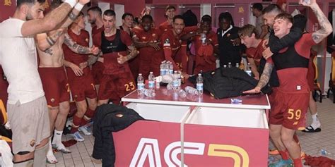 Roma La Festa Negli Spogliatoi Abbracci Con Mourinho E Il Coro Per La