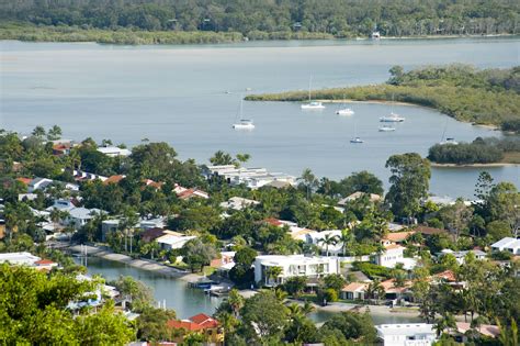 Photo of Luxury houses on the waterfront at Noosa | Free Australian