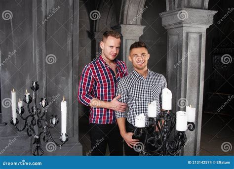 Joven Pareja Gay Feliz Casarse En La Iglesia Foto De Archivo Imagen De Feliz Tenencia
