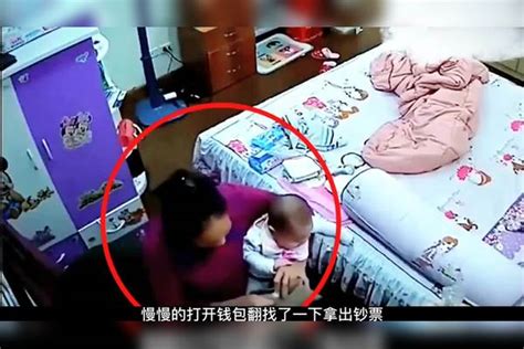 监控下可耻的一幕，女保姆在家带小孩，还好雇主装了监控