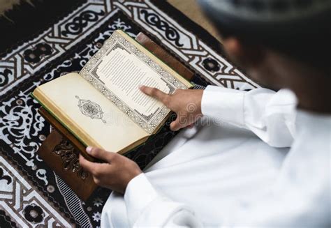 Quran Libro Sagrado De Musulmanes En Soporte De Madera Imagen De