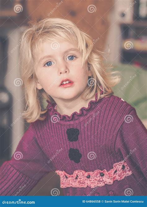 Het Blonde Meisje Benieuwd Zijn Stock Foto Image Of Uitdrukking Overweeg
