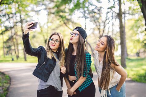 여자는 Selfie에 대 한 포즈 20 29세에 대한 스톡 사진 및 기타 이미지 20 29세 3 명 갈색 머리 Istock