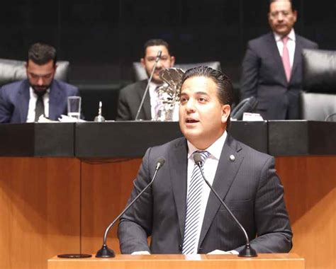 Senador Damián Zepeda Vidales al presentar una moción suspensiva a un