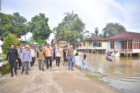 Sri Purwaningsih Tinjau TPS Terendam Banjir Perintahkan Persiapan