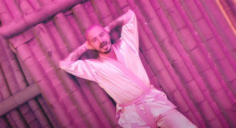 J Balvin lanza el videoclip de 'Rosa' | La FM