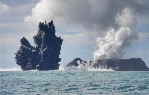 東加海底火山噴發致海底電纜切斷、首都遭火山灰覆蓋，來自海底兩萬哩的大自然逆襲 T客邦