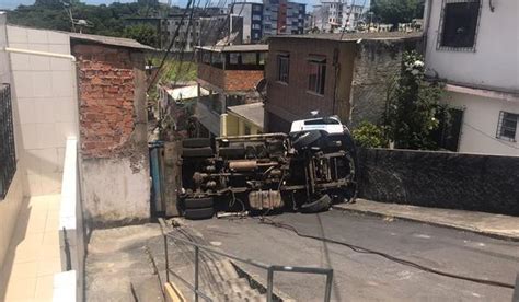 Caminhão De Lixo Tomba E Bloqueia Rua Em Salvador Aratu On Notícias