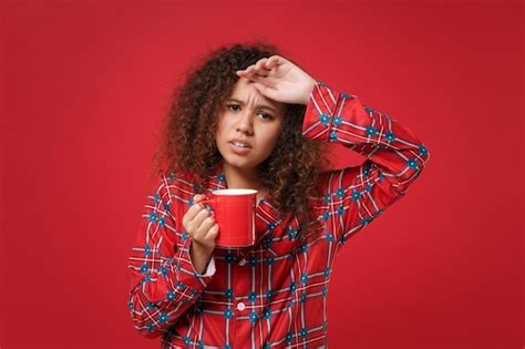 Fatigué jeune fille afro américaine en pyjama homewear reposant à la