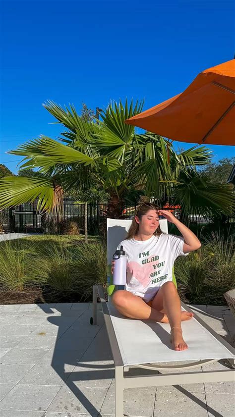 Pool photo inspo, poolside, pool outfit, oversized tee | Mulher