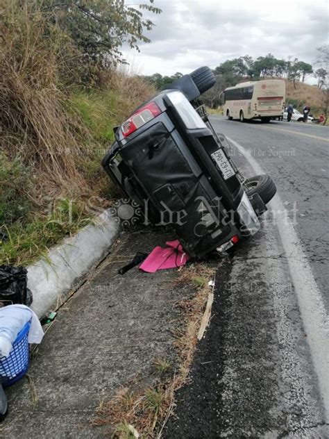 Vuelca Camioneta Sobre La Carretera Federal Libre Tepic Gdl El Sol