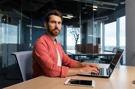 Premium Photo Portrait Of Mature Programmer Team Leader Man With