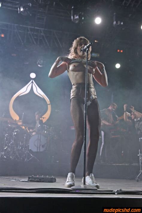 Tove Lo Flashing Naked Tits While Performing Nude Leaked Porn Photo