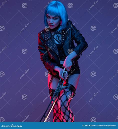 Mujer Agresiva Luchadora En Estilo Cyberpunk Con Espada Foto De Archivo