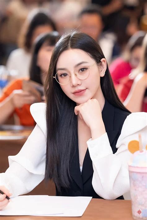 Hot girl sitcom Quỳnh Kool từng bước phủ sóng nữ chính phim giờ vàng VTV Người Nổi Tiếng